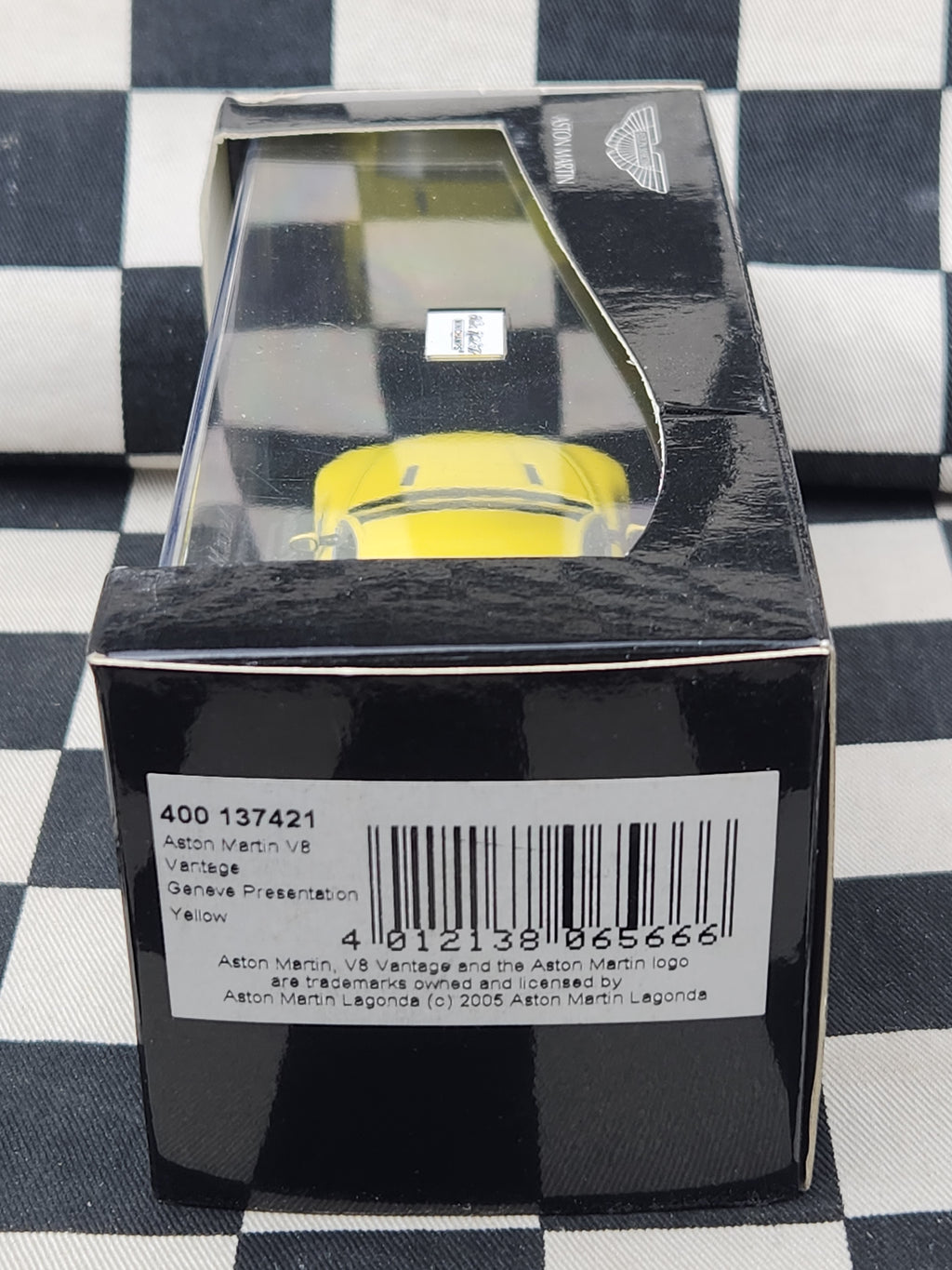 Minichamps 1:43 Aston Martin V8 Vantage Yellow