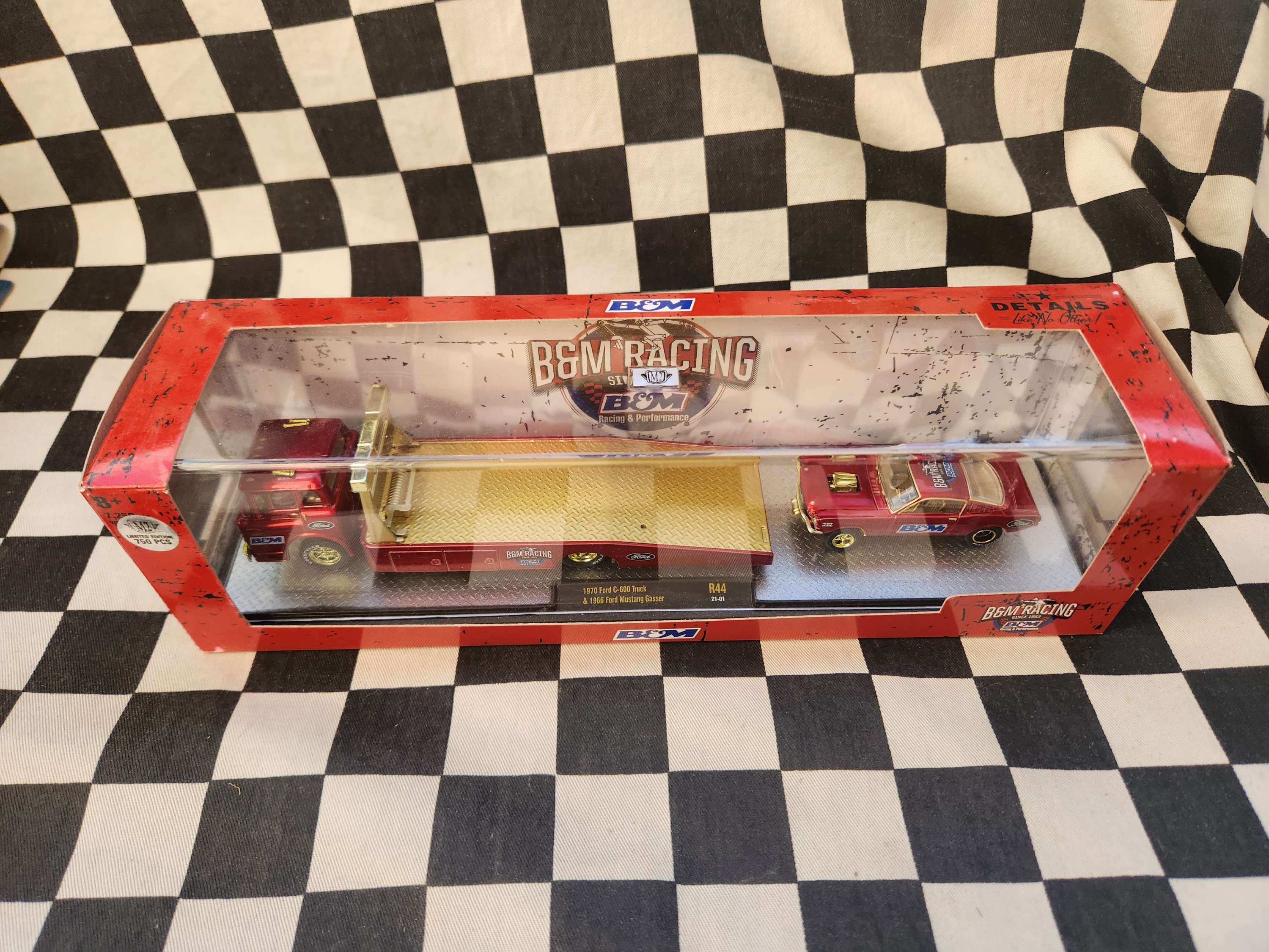 M2 Transporter CHASE B&M Racing 1966 Ford Mustang Gasser / 1970 Ford C600 Truck