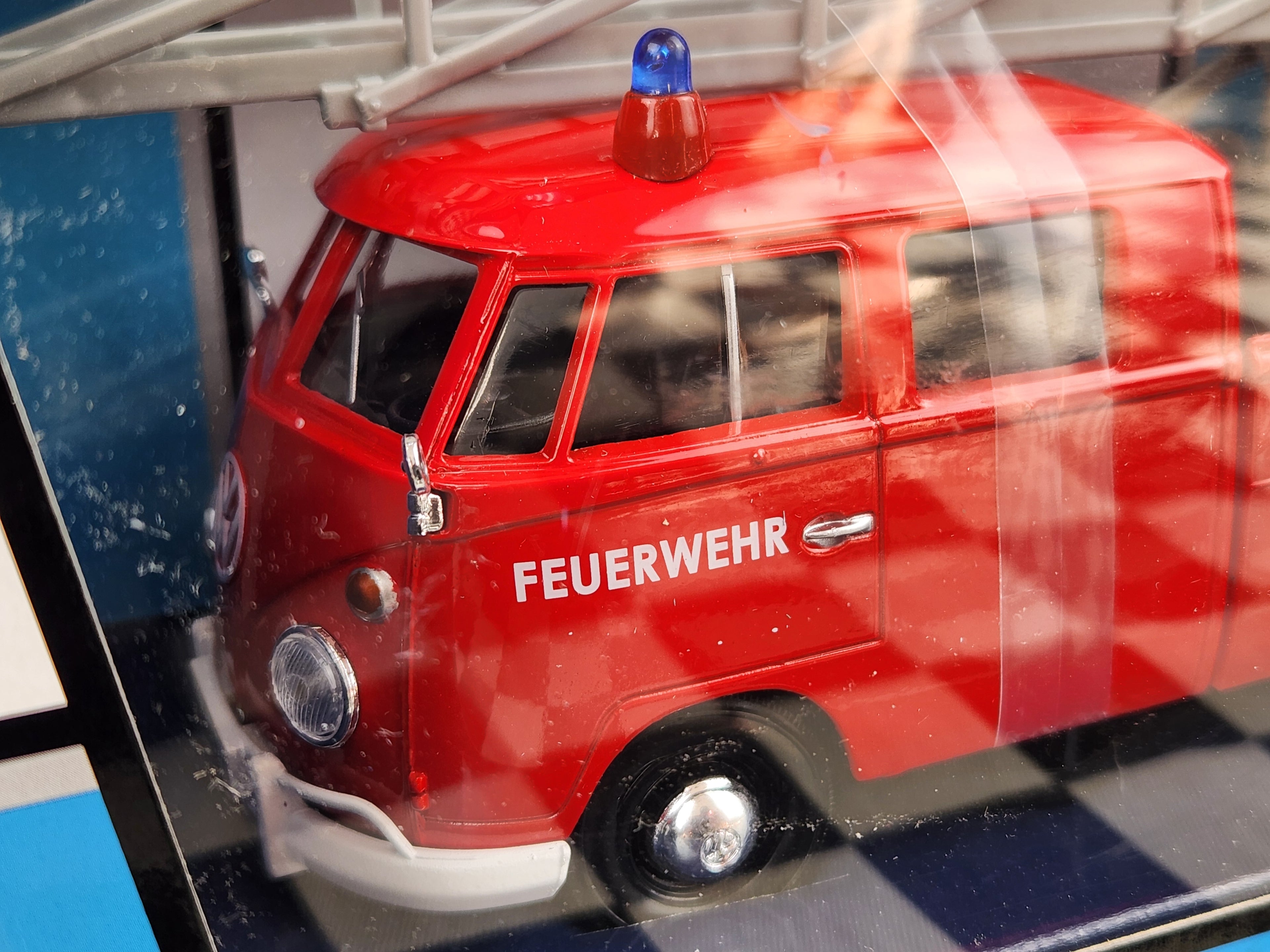 MotorMax 1:24 Volkswagen Split Window Kombi Ute Fire Truck