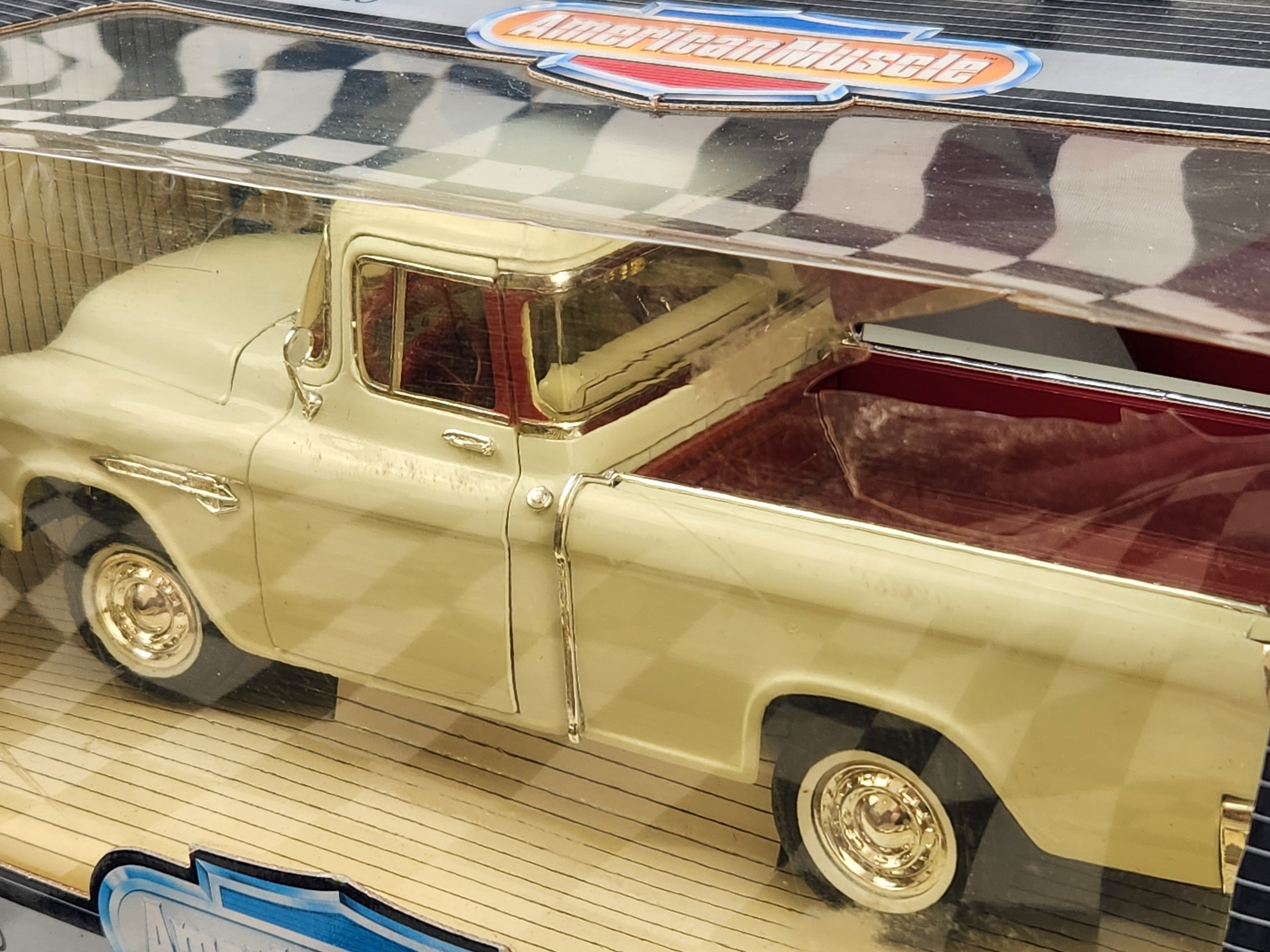 1:18 ERTL American Muscle 1955 Chevy 3100 Cameo Pickup Truck