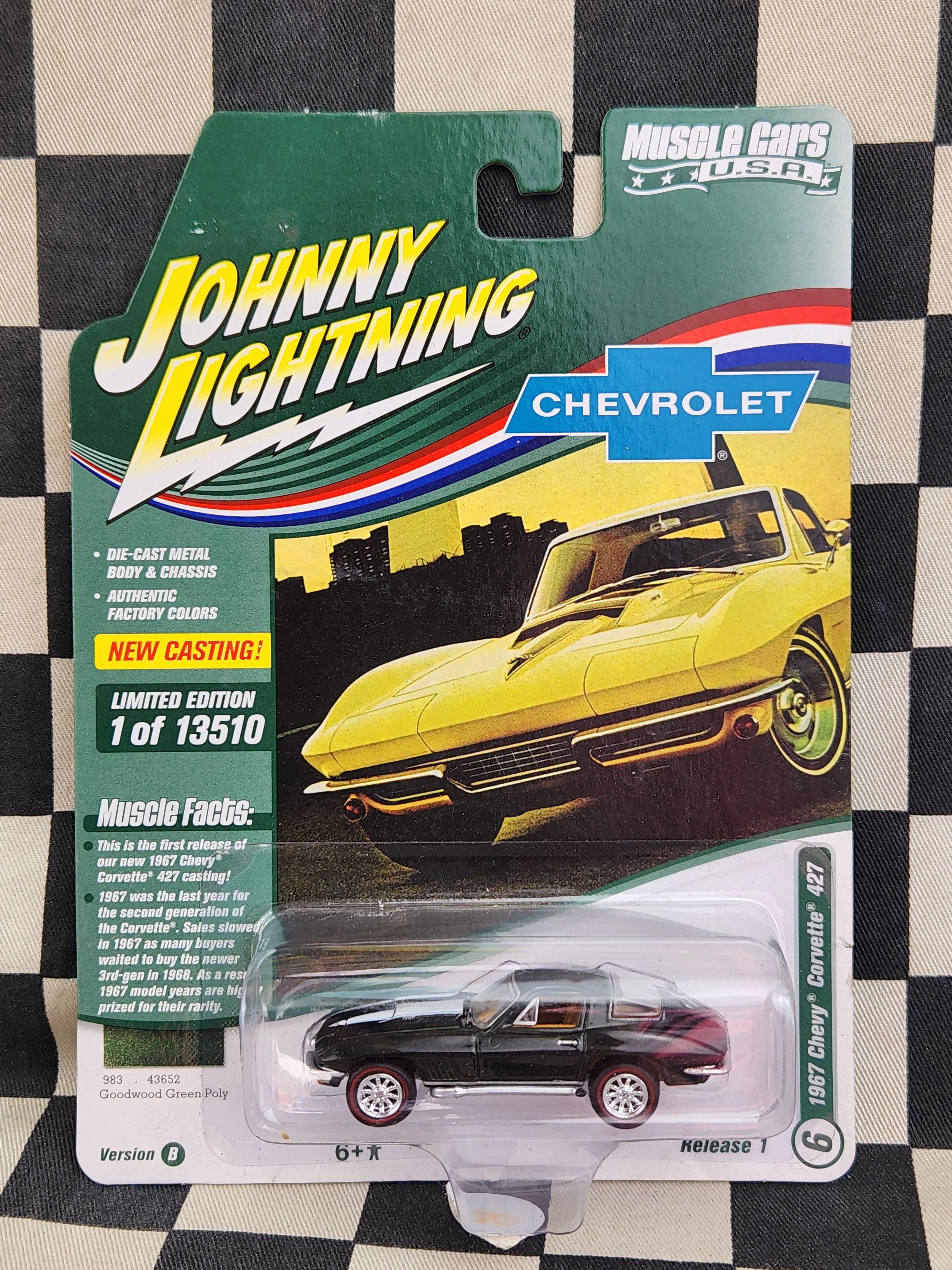 Johnny Lightning Muscle Cars USA 1967 Chevy Corvette 427 Goodwood Green