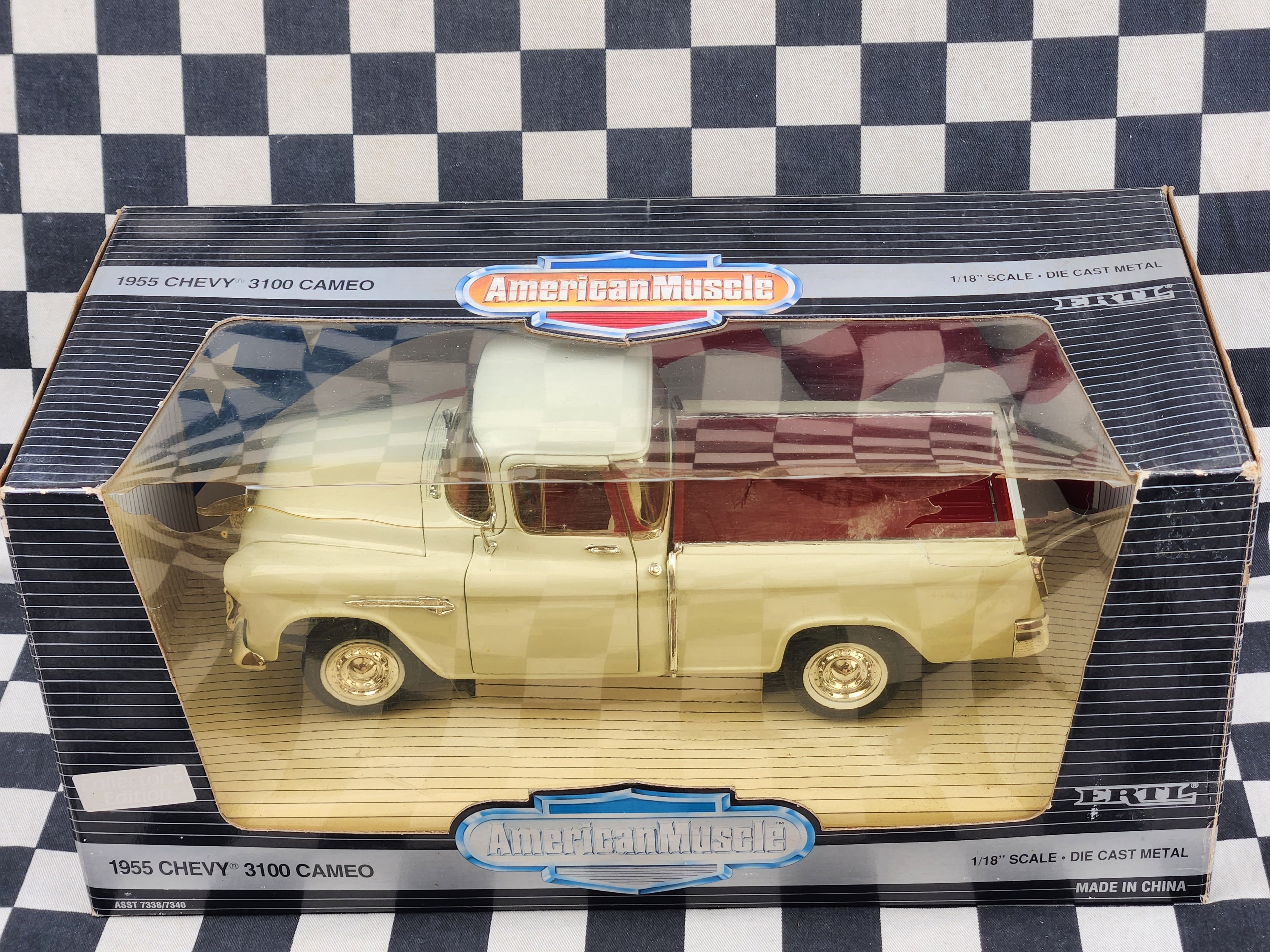 1:18 ERTL American Muscle 1955 Chevy 3100 Cameo Pickup Truck