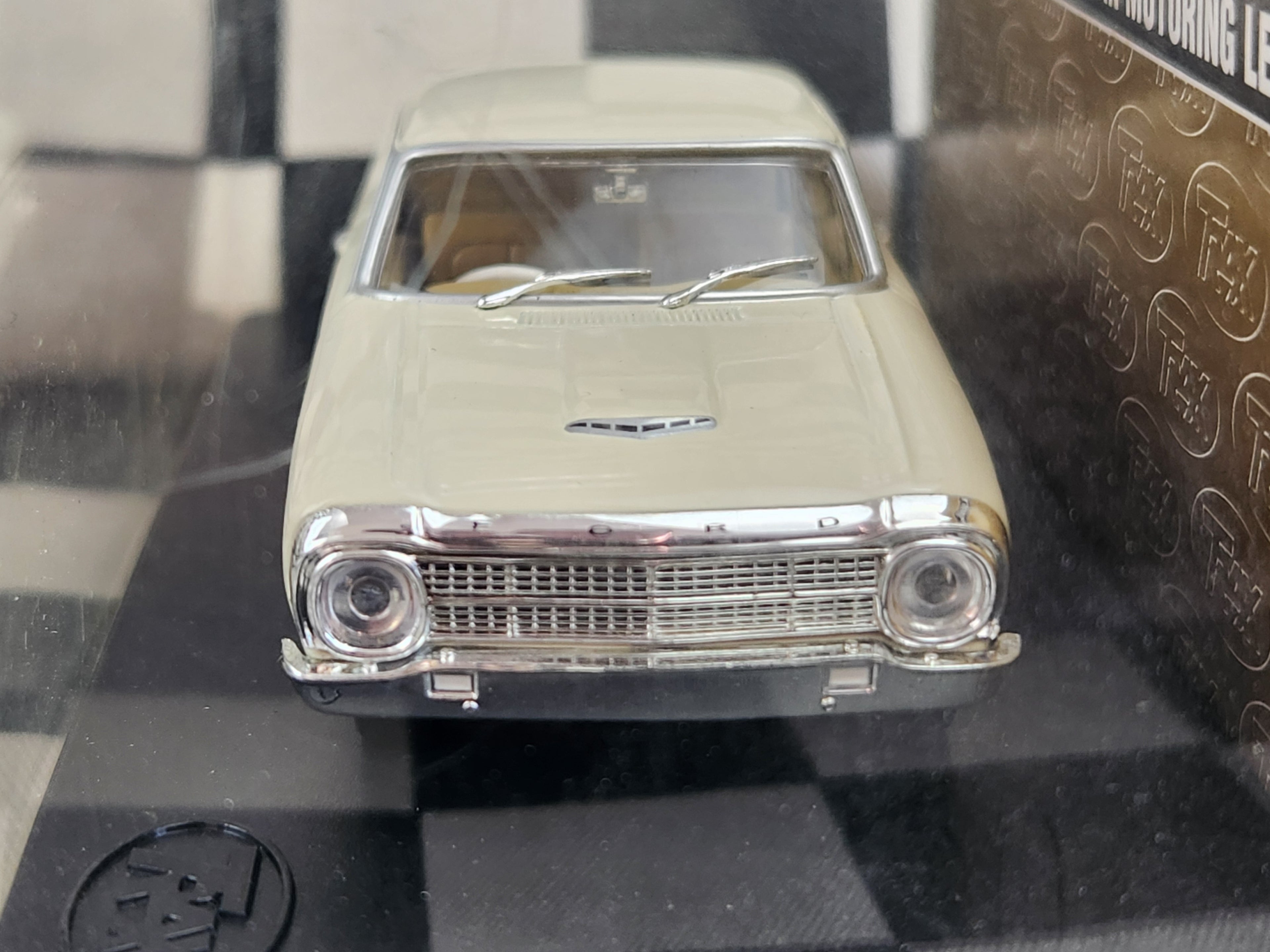 TRAX 1:43 Ford Falcon XP Futura Hardtop TR50