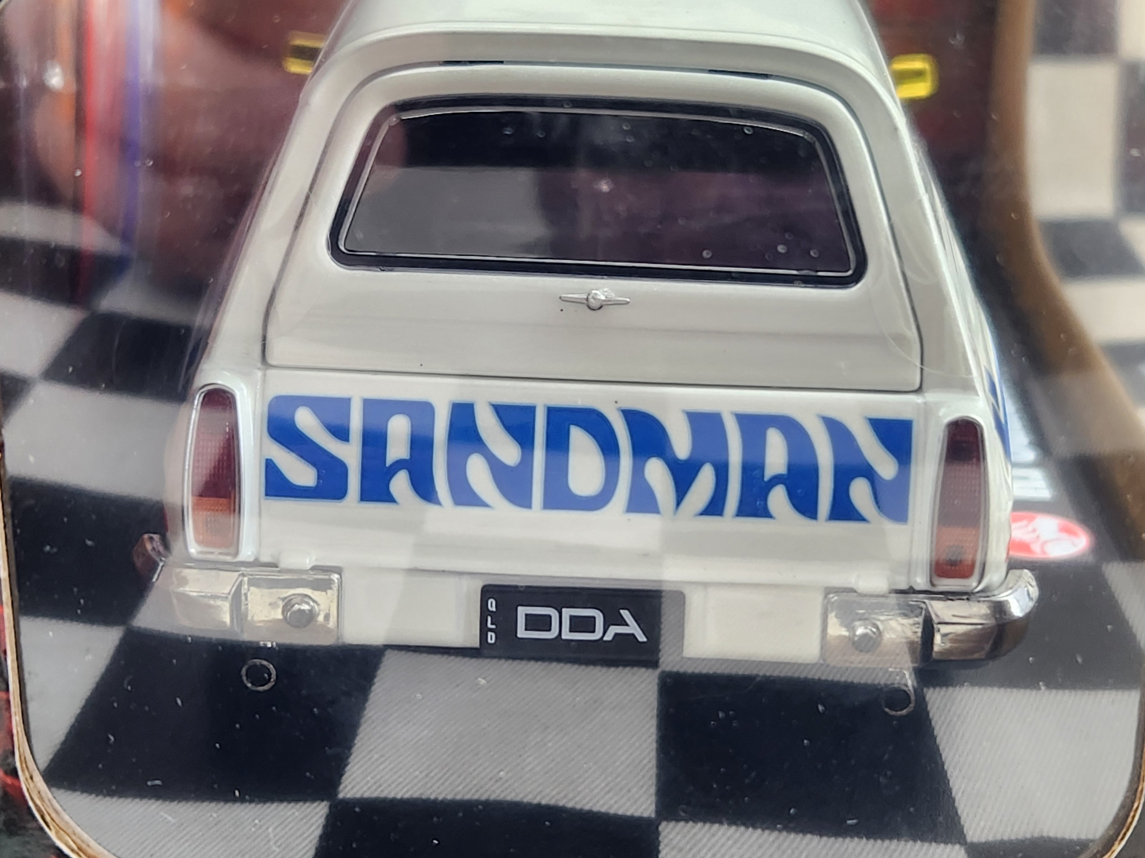 DDA Detailed Series 1:24 GOLD CHASE Holden HJ Sandman Panel Van