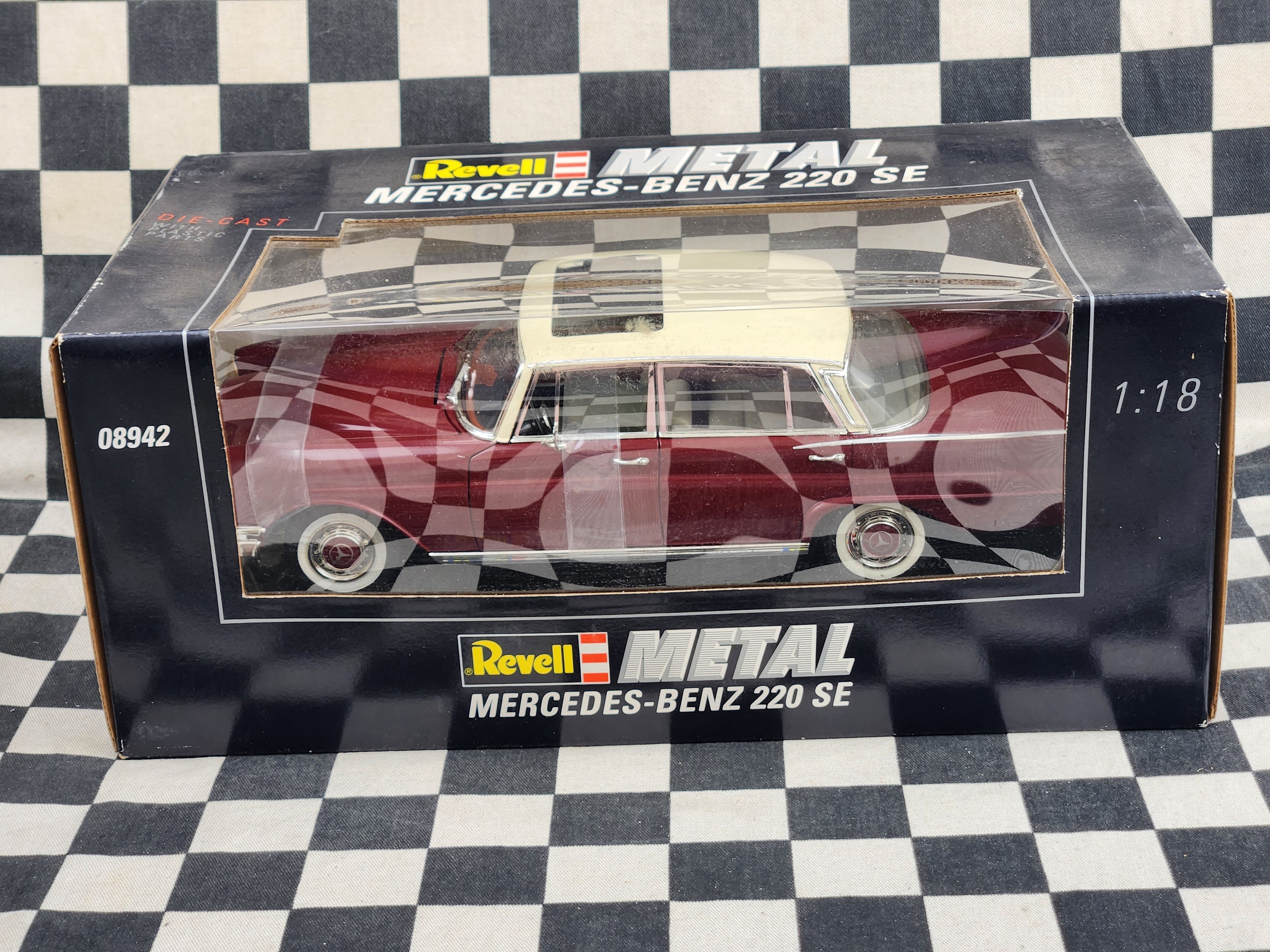 1:18 Revell Metal Mercedes Benz 220 SE