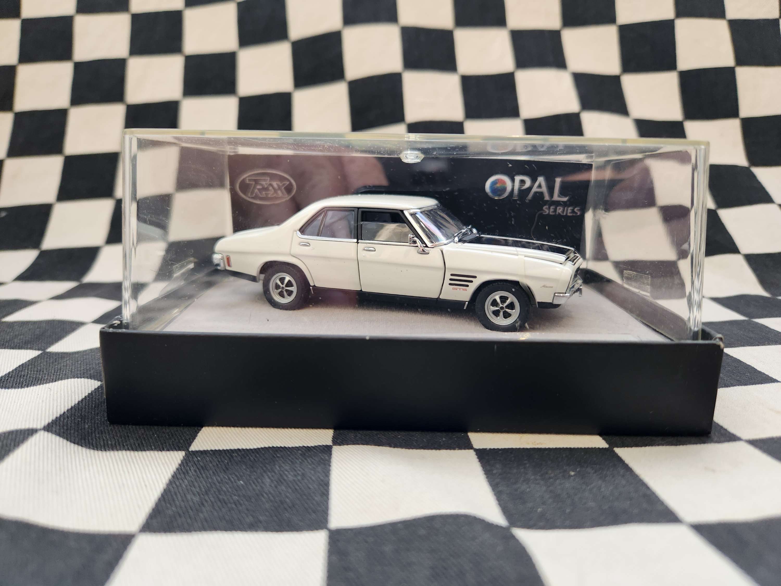 Trax Opal Series 1/43 1973 Holden Monaro GTS Sedan TO04 White