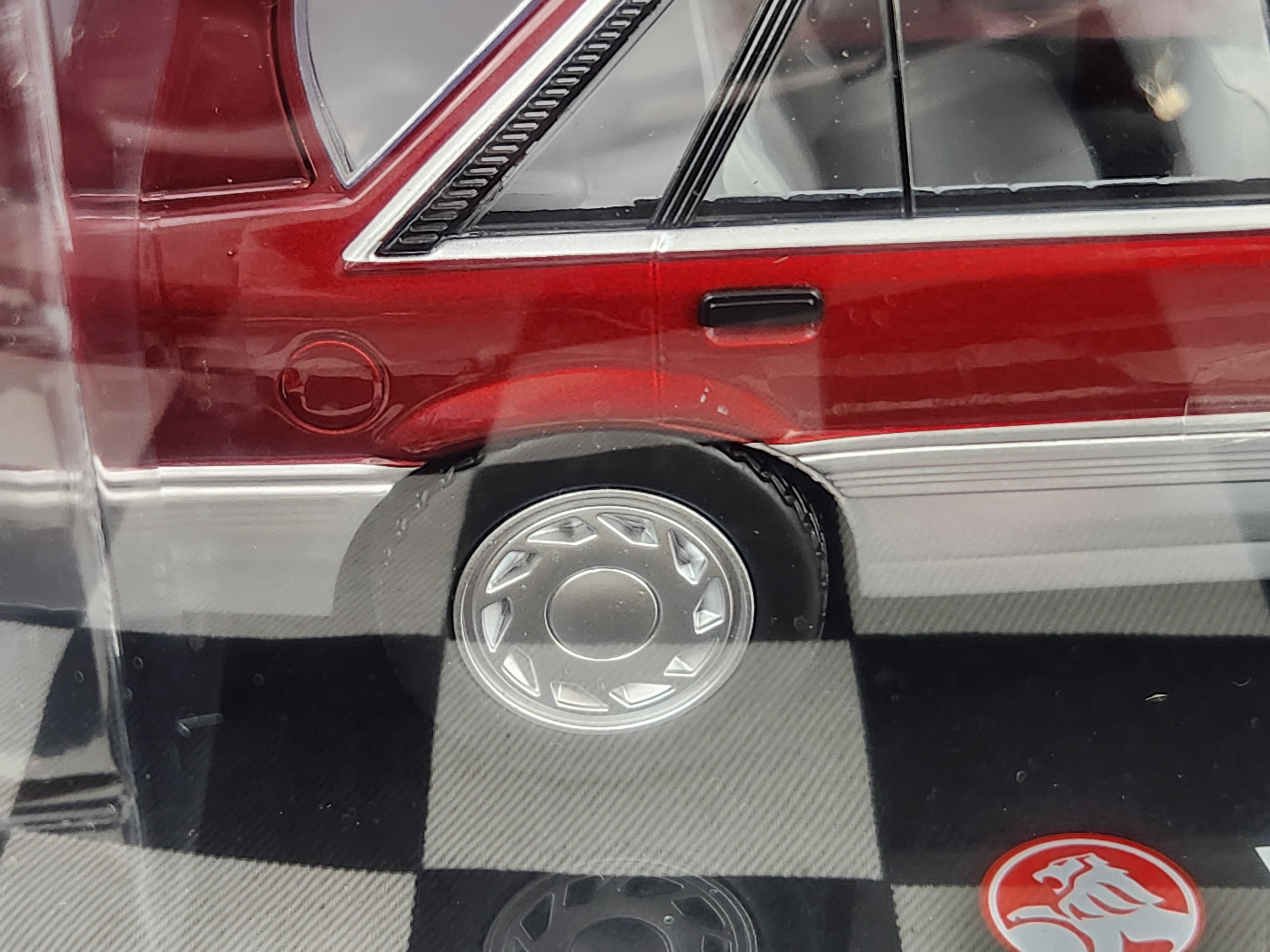 DDA Collectables 1:24 Holden VL Calais Red/Silver