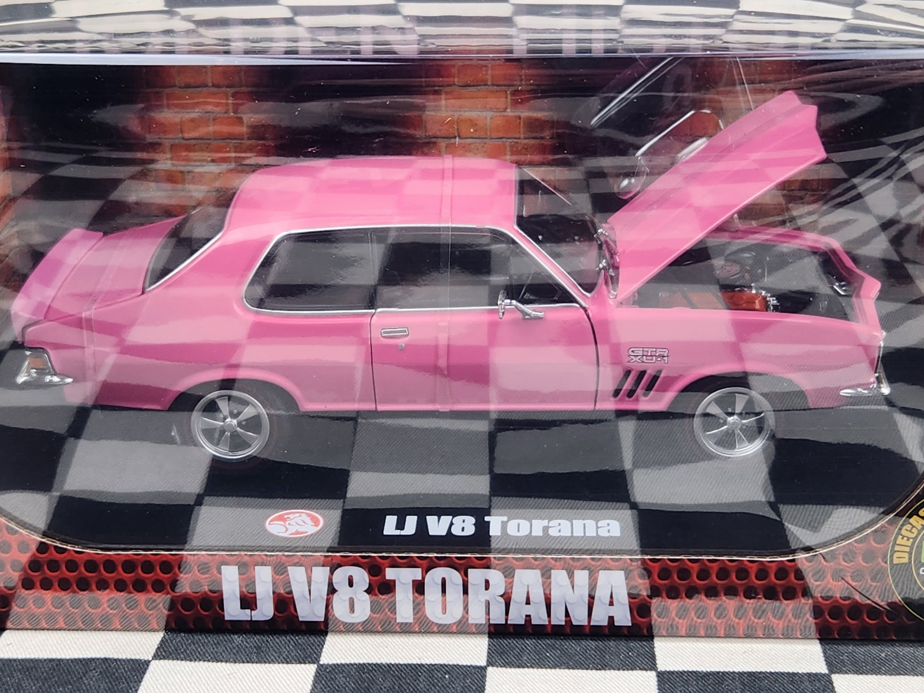 DDA Collectibles 1:24 Holden LJ Torana V8 Strike Me Pink Detailed Series