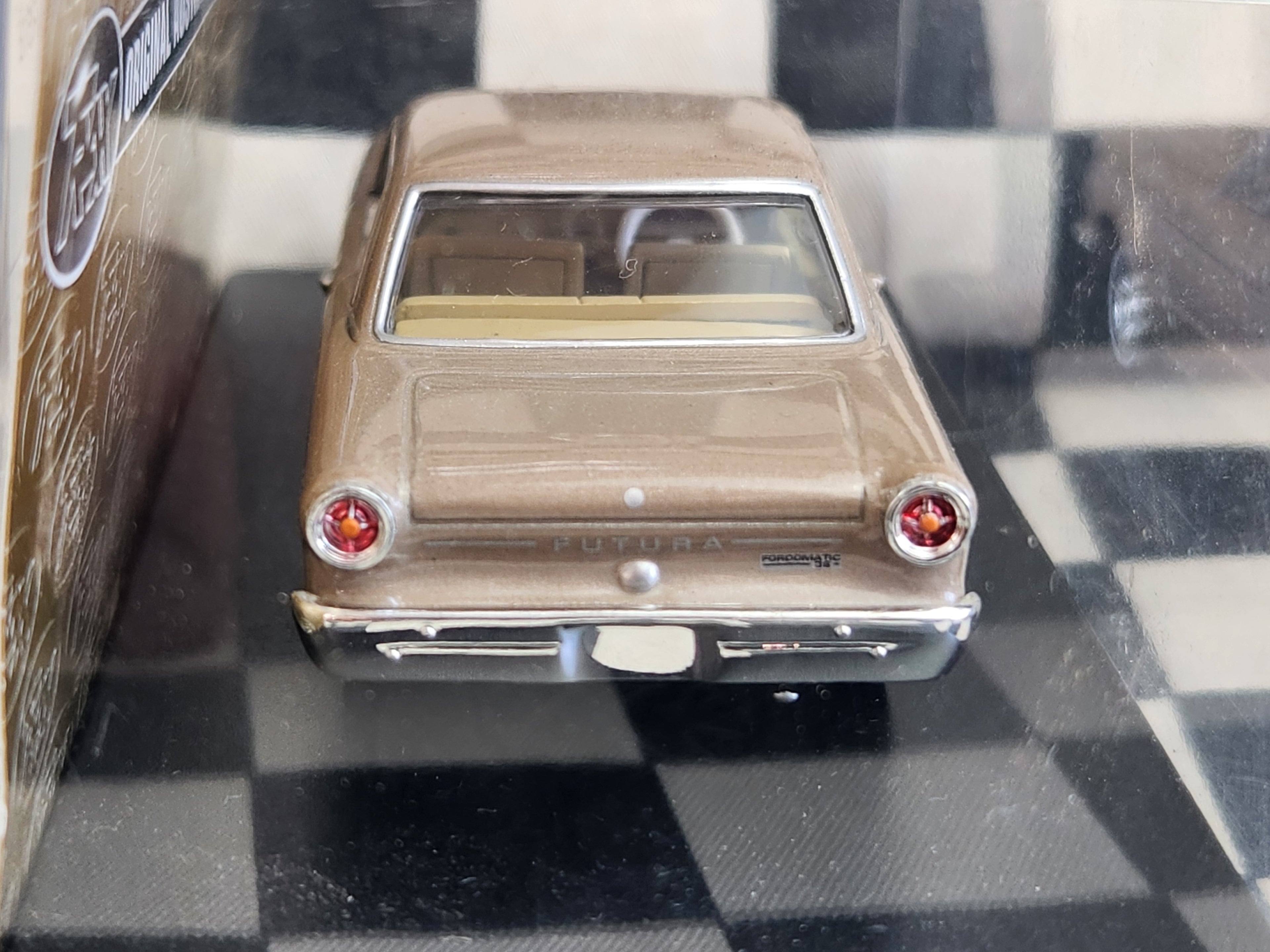 TRAX 1:43 Ford Falcon XP Futura Hardtop TR51B